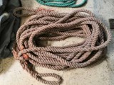 Hennep touw van 40 m lang en 4 cm dik. Twee oogsplitsen